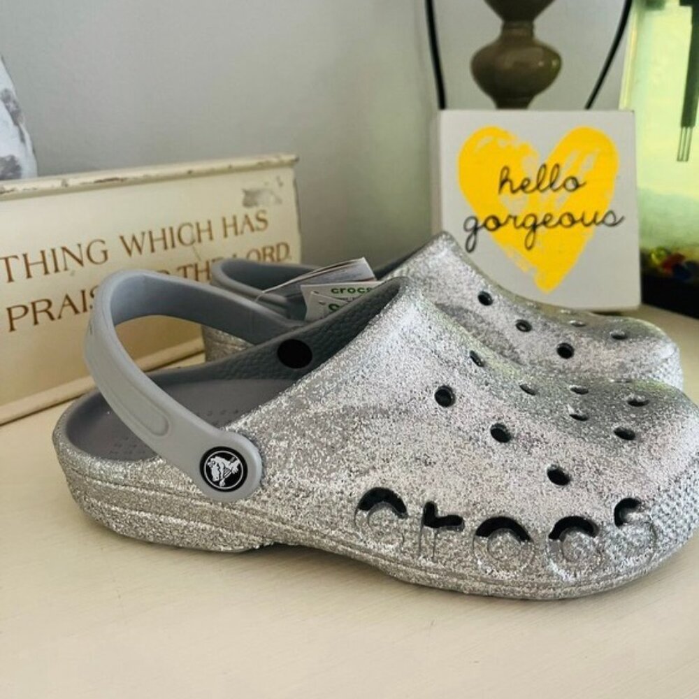 BRAND NEW SILVER CROCS SIZE 7 WOMANS - Picture 2 of 4